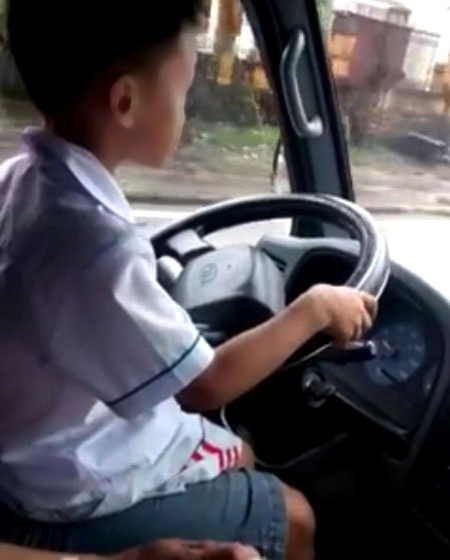 Bé[-]trai[-]trong[-]video[-]mới[-]chỉ[-]6[-]tuổi[-]vừa[-]vào[-]lớp[-]1[-]lái[-]chiếc[-]xe[-]tải[-]đi[-]học[-]tại[-]Móng[-]Cái,[-]Quảng[-]Ninh[-](từ[-]vòng[-]tròn[-]Trà[-]Cổ[-]qua[-]cầu[-]Hòa[-]Bình)[-]-[-]Ảnh[-]cắt[-]từ[-]clip.